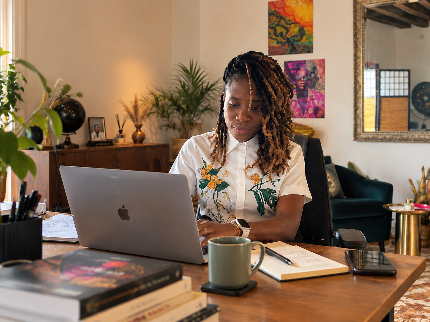 Roxane GUIE travaillant sur un projet dans son espace de travail, devant un ordinateur portable